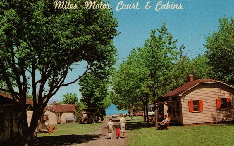Miles Motor Court (Hiawathaland Motor Court) - Vintage Postcard